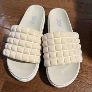 Cougar Perla Platform Sandal Quilted Size 9 Cream Off White slides EUC